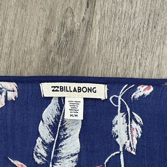 Beautiful flowy beachy floral Billabong dress! Light weight - Picture 3 of 3